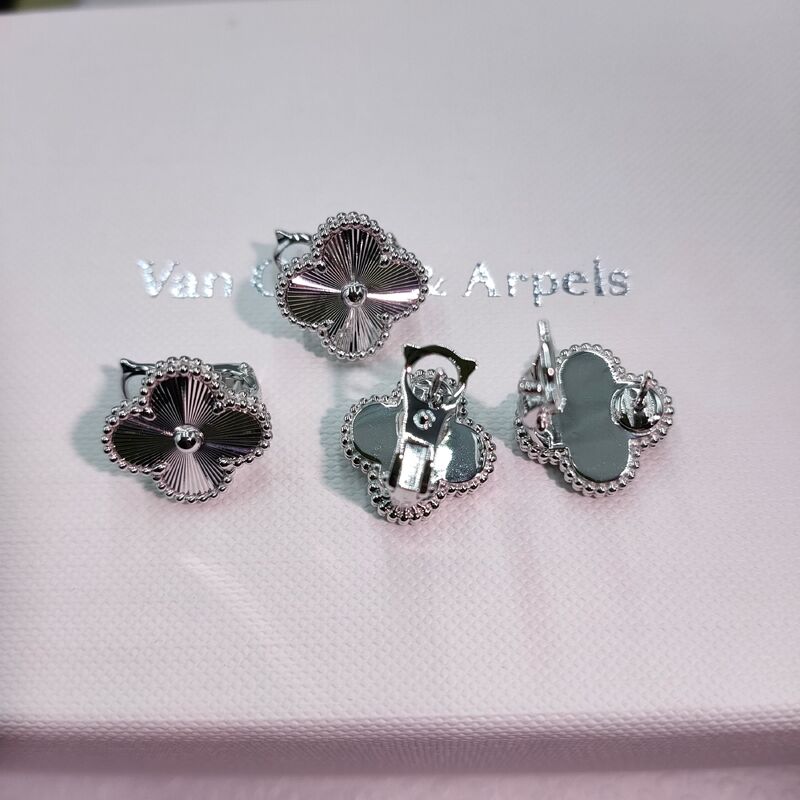 Exquisite 18K Gold Accessories and Jewelry for Unmatched Luxury, Elegance, and Sophistication