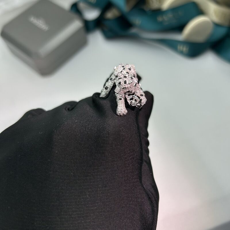 Luxurious and Elegant 18K Gold Accessories for Sophisticated Style and Timeless Beauty